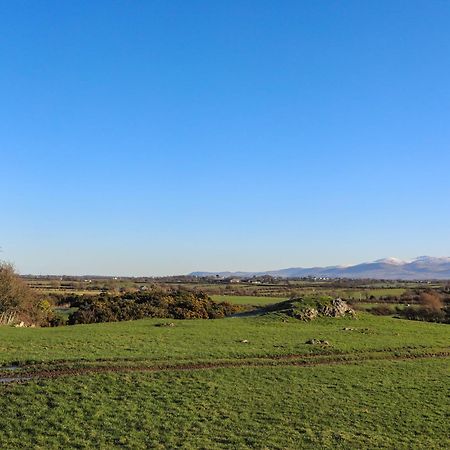 Cosy Barn Villa Dwyran Bagian luar foto