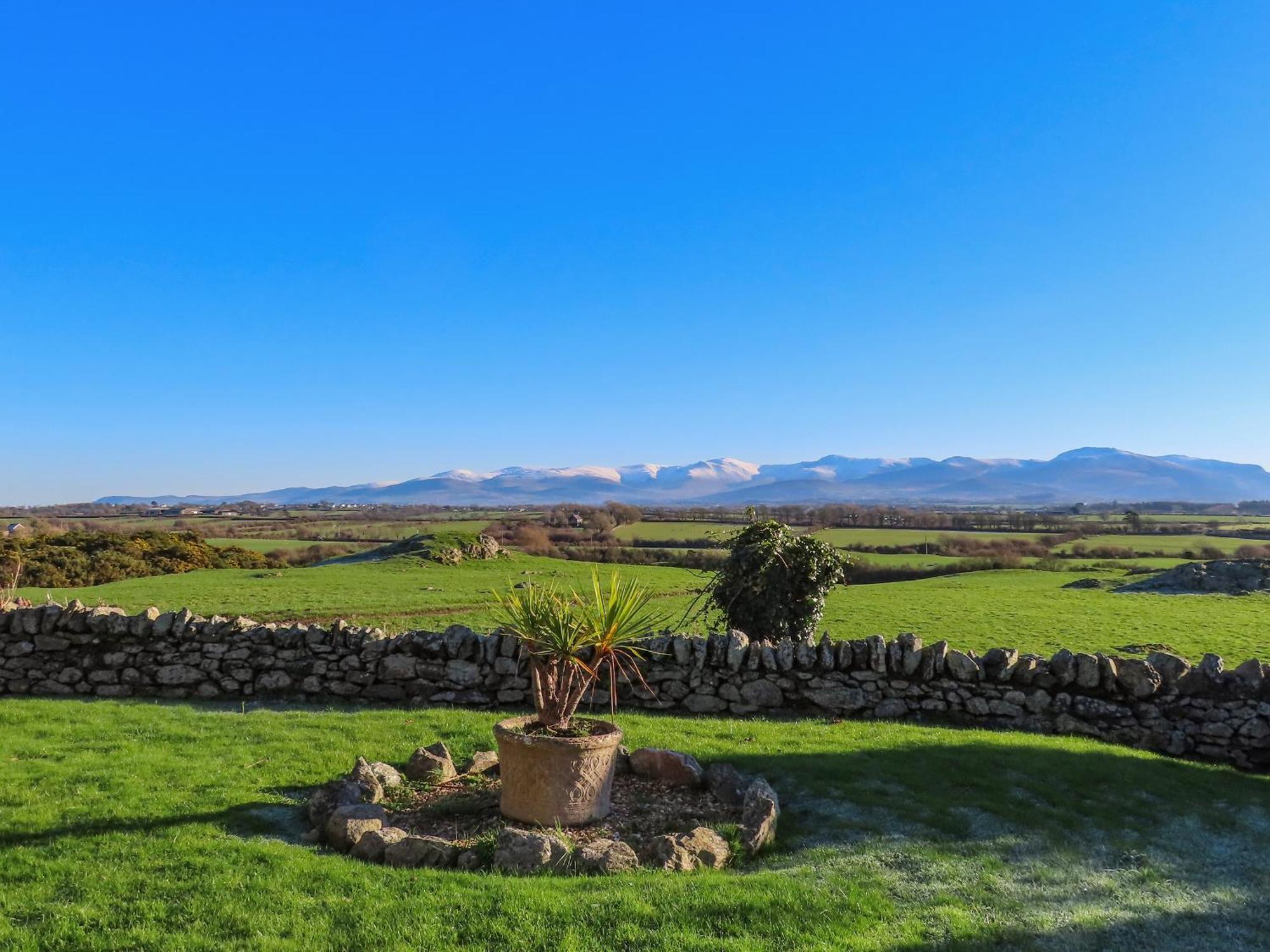 Cosy Barn Villa Dwyran Bagian luar foto